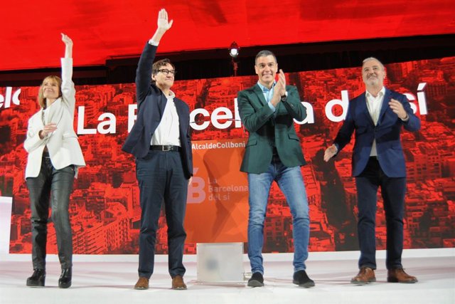 La viceprimera secretària d'organització electoral del PSC i alcaldessa de Sant Boi, Lluïsa Moret; el primer secretari del PSC, Salvador Illa; el president del Govern central, Pedro Sánchez, i el primer tinent d'alcalde de Barcelona, Jaume Collboni