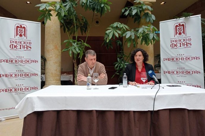 La consejera de Cultura, Berta Piñán, y el alcalde de Tineo, José Ramón Feito