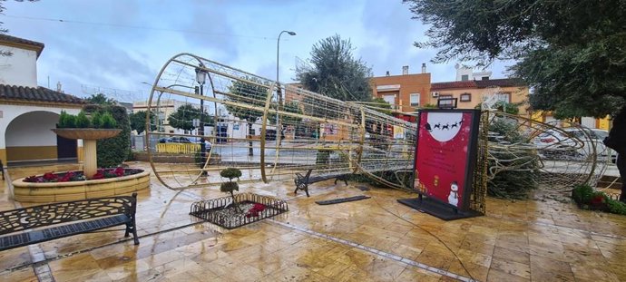 Estructura navideña caída en Bormujos