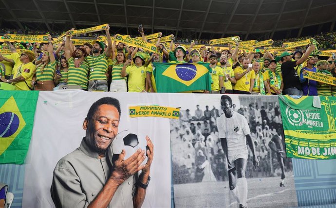 Aficionados de Brasil mandando ánimos a Pelé en el Mundial de Catar