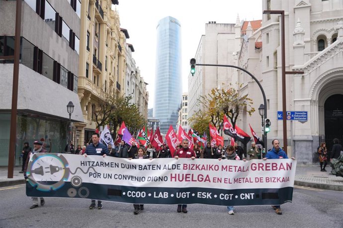 Un grupo de personas con pancartas pertenecientes a los sindicatos CCOO, LAB, UGT, ESK, CGT y CNT del metal se manifiesta en las inmediaciones de la sede de la Federación Vizcaína de Empresas del Metal (FVEM), a 2 de diciembre de 2022, en Bilbao