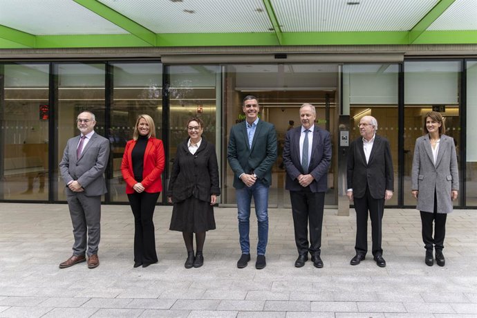 Sánchez i Gay amb els directius de la fundació durant la visita