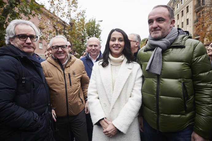 I-D: El coordinador de Ciudadanos en Navarra, Carlos Pérez-Nievas, el expresidente de Navarra y de UPN, Miguel Sanz, la presidenta de Ciudadanos, Inés Arrimadas, y el presidente de UPN, Javier Esparza.