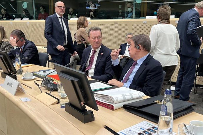 El ministro de Agricultura, Pesca y Alimentación, Luis Planas, y el consejero cántabro, Guillermo Blanco, en la primera jornada del pleno del Consejo de Ministros de la Unión Europea.