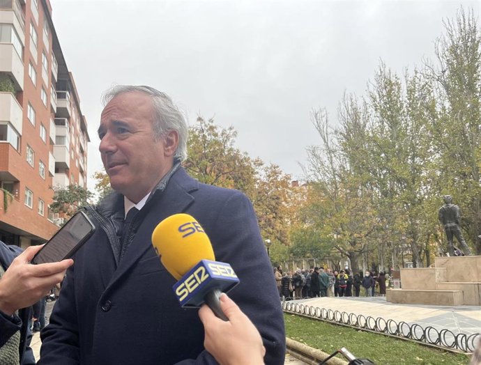 El alcalde de Zaragoza y presidente del PP-Aragón, Jorge Azcón, en el acto de conmemoración del XXXV aniversario del atentado de ETA en la Casa Cuartel de Zaragoza, que ha tenido lugar en el Parque de la Esperanza.