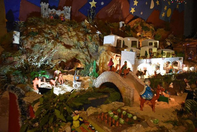 La Iglesia de Cigales (Valladolid) alberga su monumental Belén de plastilina realizado por los niños de catequesis