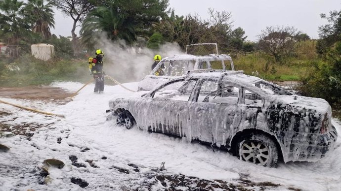 Un incendio calcina tres vehículos estacionados en Formentera