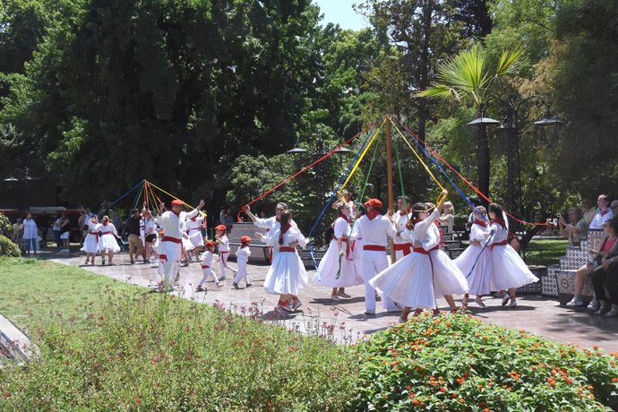 El centro de Mendoza (Argentina) acoge una exhibición de folclore navarro.