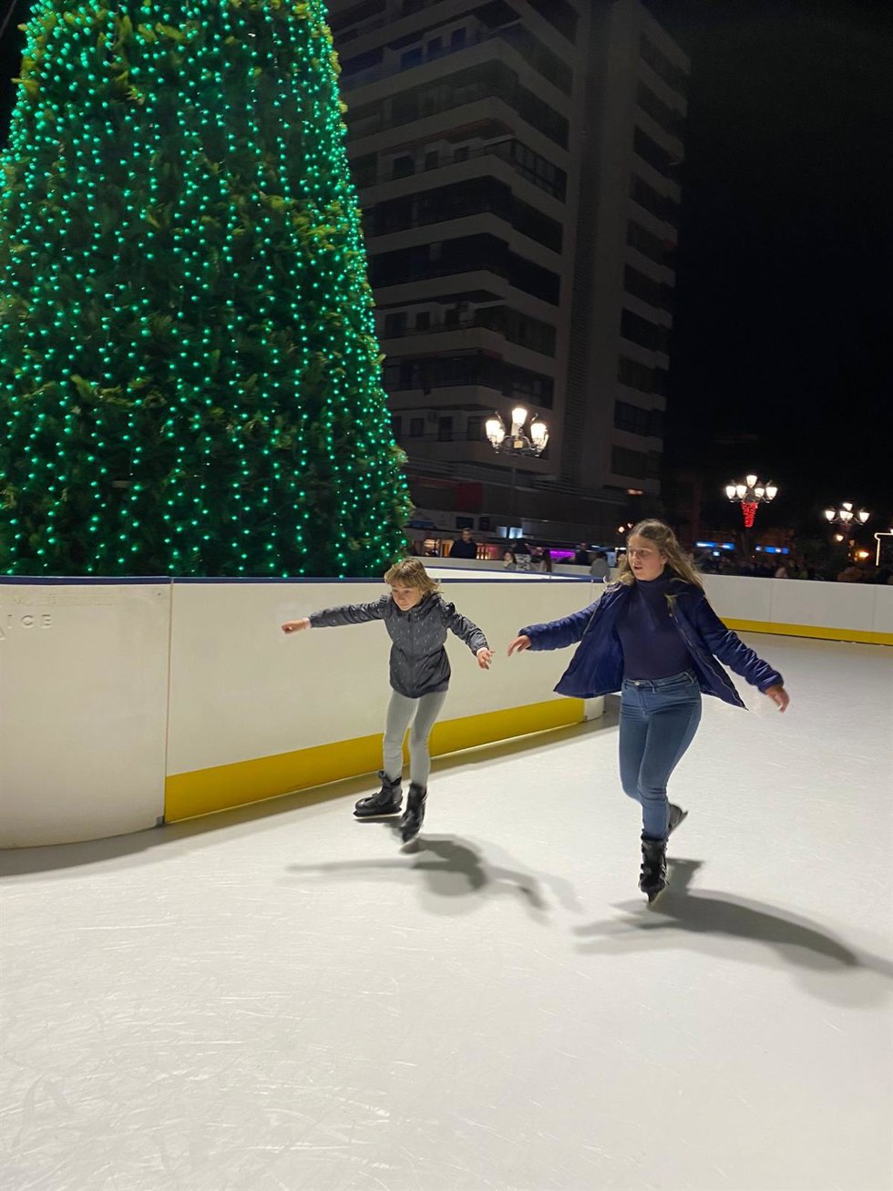 La plaza de la Nogalera de Torremolinos cuenta con una pista de hielo hasta el 8 de enero.