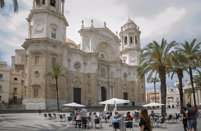 Archivo - Fachada principal de la Catedral de la Santa Cruz de Cádiz 