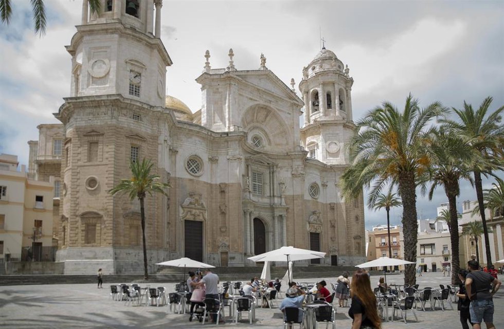 Archivo - Fachada principal de la Catedral de la Santa Cruz de Cádiz