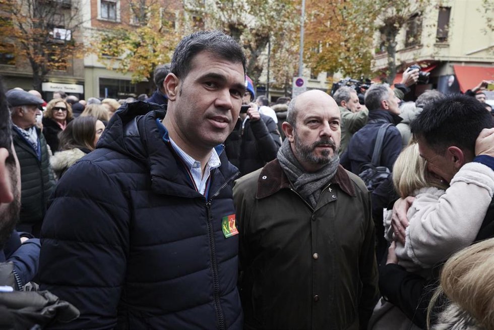 El vicesecretario de Política Autonómica y Local del Partido Popular, Pedro Rollán (d), y el presidente del Partido Popular de Navarra, Javier García, este domingo en Pamplona en una concentración de apoyo a la Guardia Civil.