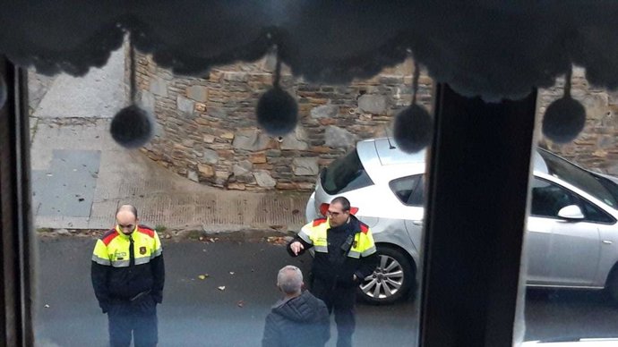 La policia local de Vielha al carrer on s'han punxat les rodes d'una vintena de cotxes