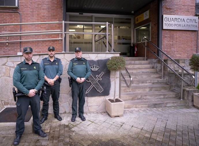 Agentes de la Guardia Civil han auxiliado este domingo en Pamplona a una mujer de avanzada edad que ha sufrido una caída en un paso de peatones en la avenida de Galicia y que presentaba un corte en la nariz.