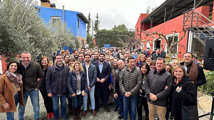 El presidente del Partido Popular de la Región de Murcia, Fernando López Miras, con afiliados en Las Torres de Cotillas