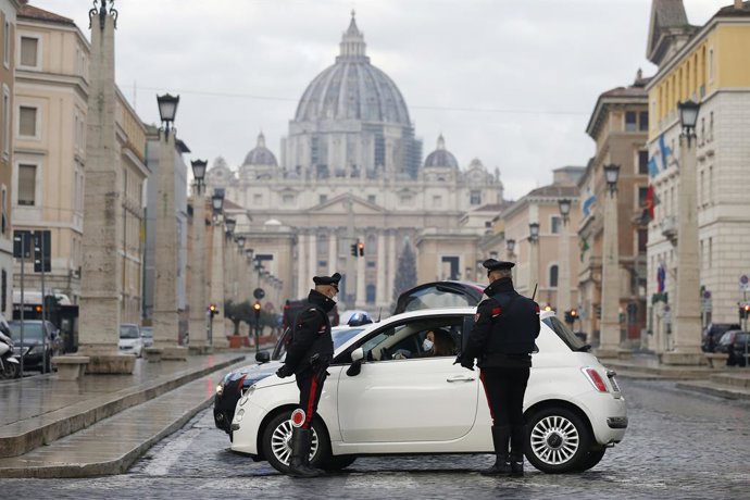 Archivo - 24 December 2020, Italy, Rome: Carabinieri police officers check the documents of a driver at a checkpoint near St. Peter's Basilica amid the Coronavirus lockdown during Christmas. Photo: Cecilia Fabiano/LaPresse via ZUMA Press/dpa