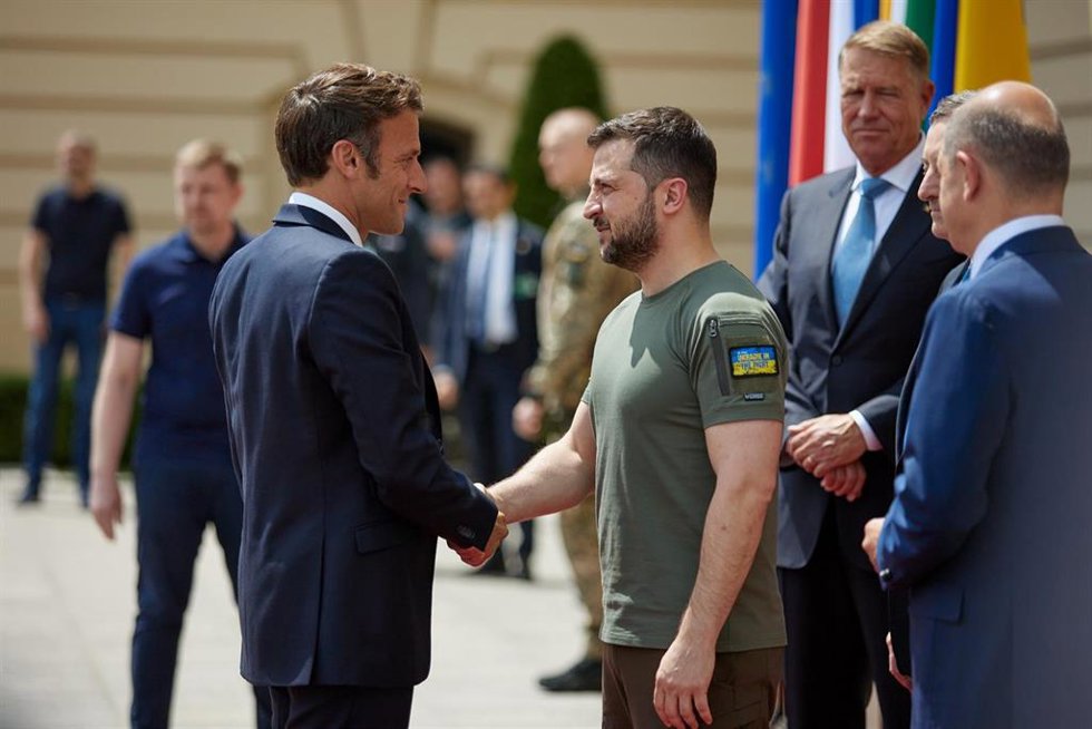 Archivo - El presidente de Francia, Emmanuel Macron, y el presidente de Ucrania, Volodimir Zelenski