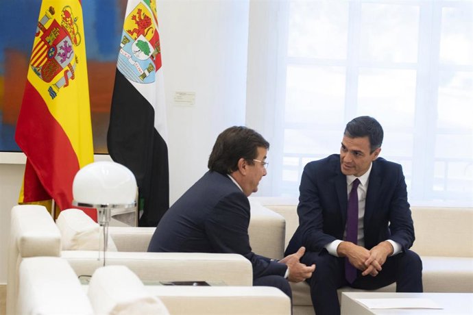 Archivo - El presidente del Gobierno, Pedro Sánchez, recibe en el palacio de la Moncloa al presidente de la Junta de Extremadura, Guillermo Fernández Vara. 