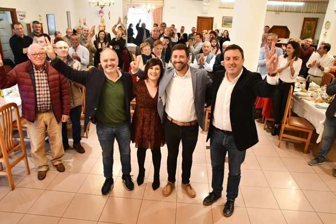 El secretario xeral del PSdeG, Valentín González Formoso, con el alcalde de Cambados y candidato a la reelección, Samuel Lago.