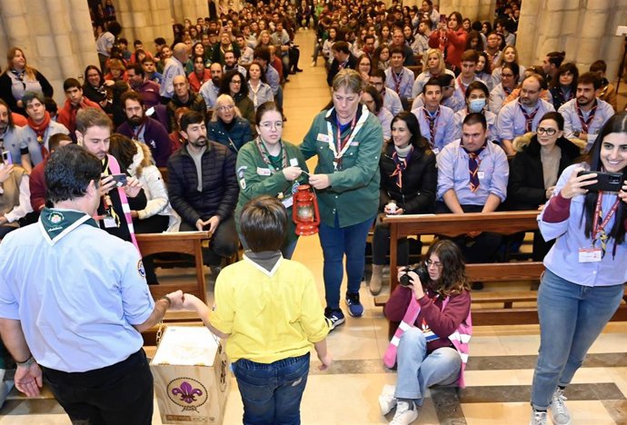 Santander acoge la llegada de la Luz de la Paz de Belén a España