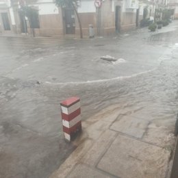 Una calle anegada por el atasco de una tuberia en Extremadura.