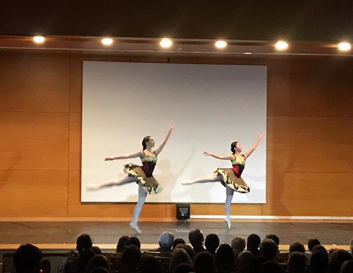 Lleno absoluto en el 'Desfile bailado. El vestuario del ballet de Zaragoza', en el Centro de Historias.