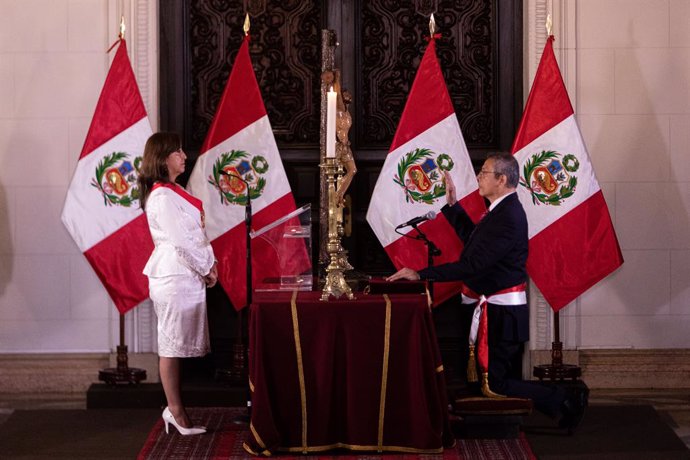 10 December 2022, Peru, Lima: Peru's new Prime Minister Pedro Miguel Angulo Arana (R) takes the oath in front of Peruvian new President Dina Boluarte during a ceremony at the government palace. Boluarte appoints her new cabinet of ministers, who will ac