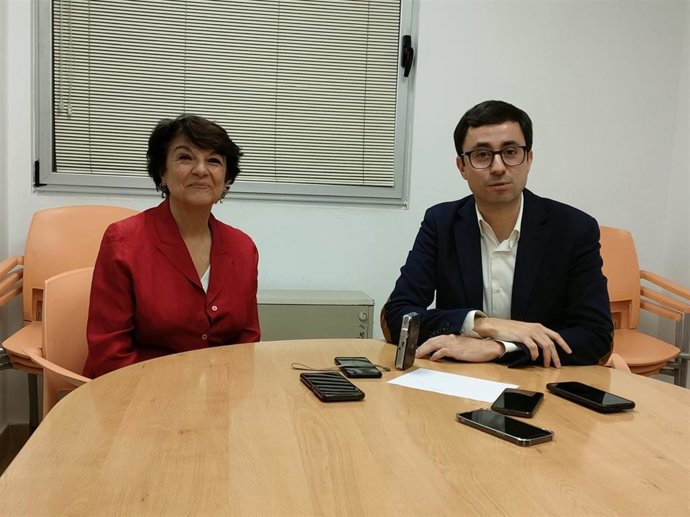 Los candidatos en las primarias del PSOE para la candidatura a la Alcaldía de Salamanca, José Luis Mateos (d), y Soledad Murillo (i), el pasado miércoles en la sede provincial del partido.