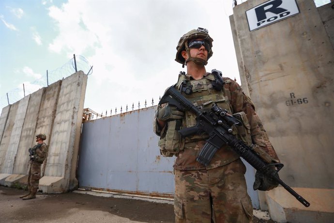 Archivo - 29 March 2020, Iraq, Kirkuk: AUS soldier stands guard at the K1 Air Base near Kirkuk in northern Iraq, during its handover ceremony.  The K1 base is the third site the US-led coalition troops have left this month after handing over al-Qaim ba