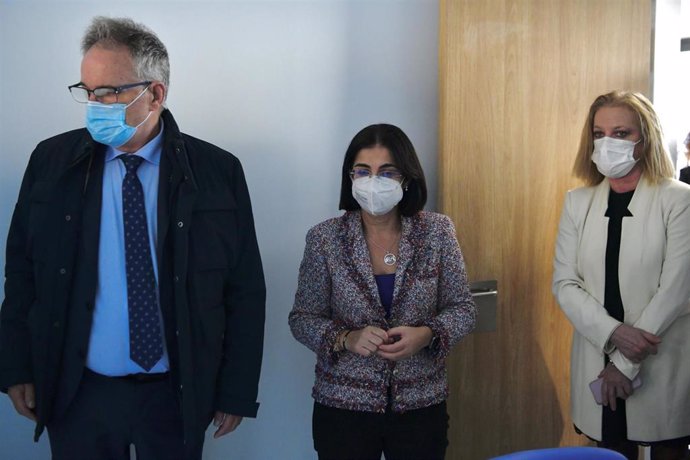 La ministra de  Sanidad, Carolina Darias (c), la directora general del INGESA, Belén Hernando (d) y el director provincial del INGESA, Jesús Lopera (i), visita el Centro de Salud del Tarajal, a 11 de diciembre de 2022, en Ceuta (España). 