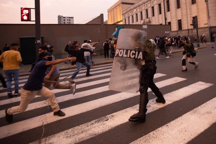 09 December 2022, Peru, Lima: Clashes between police and demonstrators during the third day of demonstrations for the release of former Peru's President Pedro Castillo. Peru's Congress voted Wednesday to remove Castillo from office and replace him with 