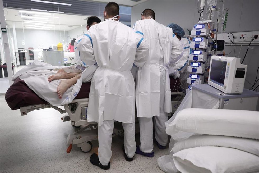 Archivo - Atención a un hospitalizado por Covid