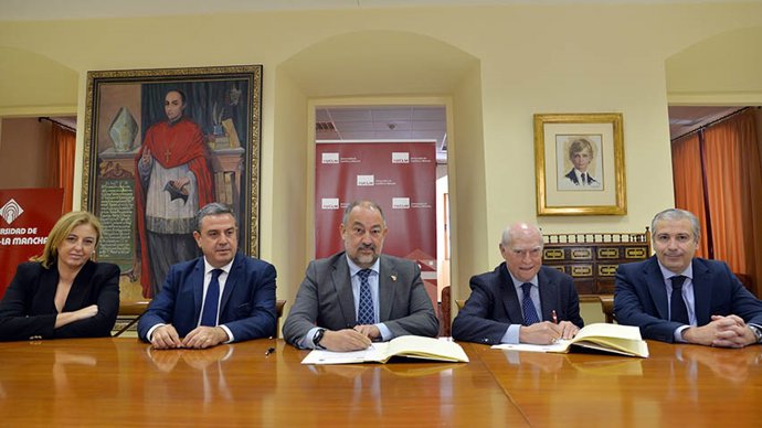 Archivo - El rector de la institución académica, Julián Garde, y el decano del Ilustre Colegio de Abogados de Ciudad Real (ICACR), Cipriano Arteche, en la firma del convenio.