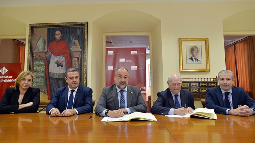 Archivo - El rector de la institución académica, Julián Garde, y el decano del Ilustre Colegio de Abogados de Ciudad Real (ICACR), Cipriano Arteche, en la firma del convenio.