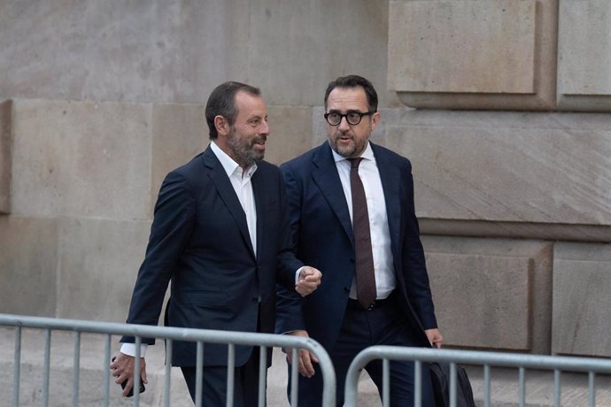 Archivo - El expresidente del FB Barcelona Sandro Rosell (i) a su llegada al juicio por el caso Neymar 2, en la Audiencia de Barcelona, a 18 de octubre de 2022, en Barcelona, Cataluña (España). 