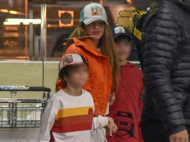 Shakira y sus hijos regresando a Barcelona tras unos días en familia en Roma