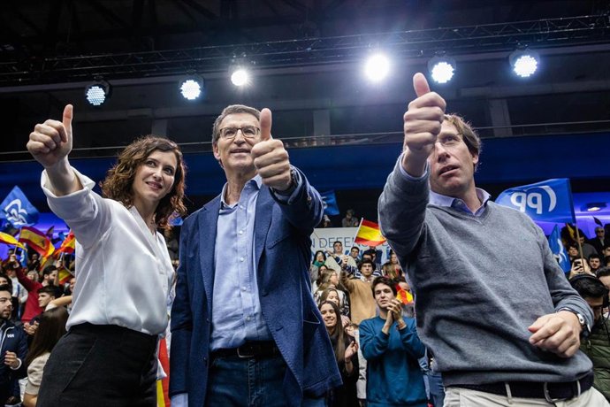 La presidenta de la Comunidad de Madrid, Isabel Díaz Ayuso, el presidente del Partido Popular, Alberto Núñez Feijóo, y el alcalde de Madrid, José Luis Martínez-Almeida.