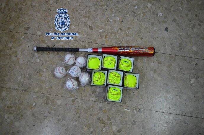 Imagen de los efectos sustraídos en el campo de béisbol y recuperados por la Policía Nacional