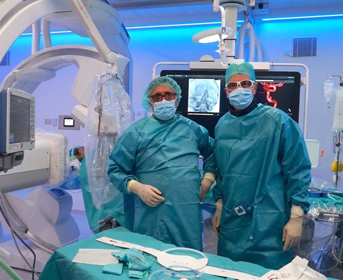 Primer caso de tratamiento de aneurisma cerebral con stent diversor de flujo guiado por un nuevo angiógrafo biplano