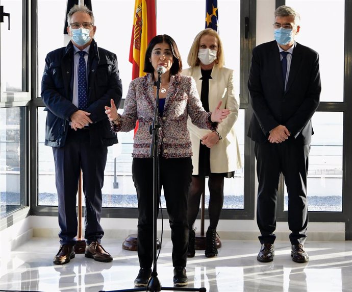 La ministra de  Sanidad, Carolina Darias (3d), acompañada por el delegado del gobierno en Ceuta, Rafael García (2i), la Vicepresidenta Segunda de asamblea de Ceuta, Mabel Deu (2d), la directora general del INGESA, Belén Hernando (d) y el director provin