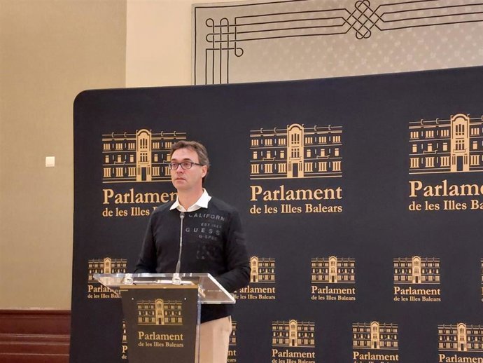 El portavoz del Grupo Parlamentario Popular, Toni Costa, en rueda de prensa.