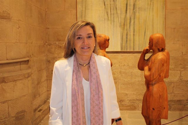 La portavoz del Grupo Parlamentario de Ciudadanos La Rioja, Belinda León, antes de ofrecer declaraciones a los medios de comunicación