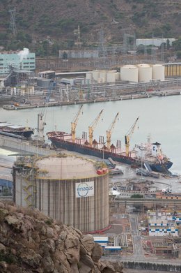 Archivo - Vista de la planta regasificadora de Cartagena