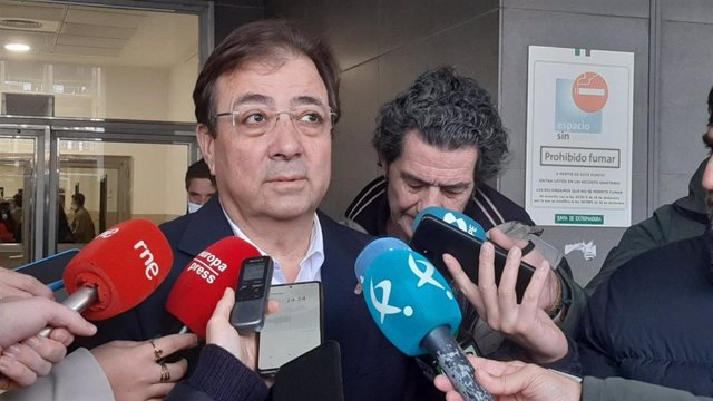 El presidente de la Junta de Extremadura, Guillermo Fernández Vara, en declaraciones a los medios en Badajoz