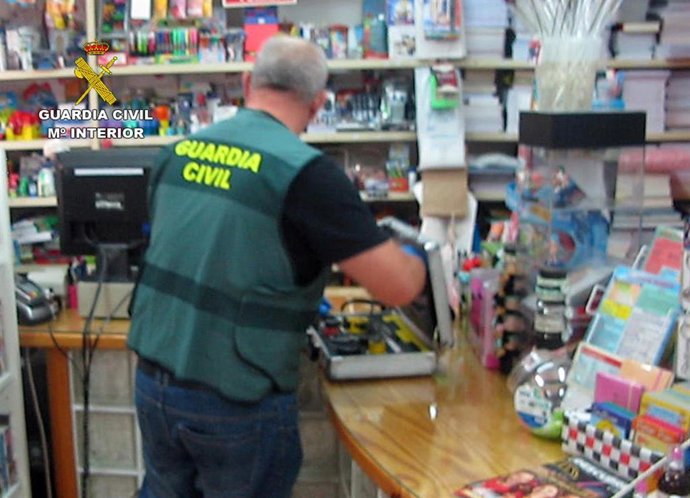 La Guardia Civil Detiene A Dos Jóvenes En Alhama Dedicados A Atracar Comercios