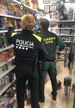 Imatge dels agents durant l'operatiu