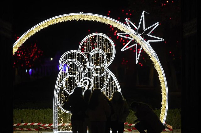 El embajador de Italia en España, Ricardo Guariglia; el alcalde de Madrid, José Luis Martínez-Almeida y la delegada de Cultura, Turismo y Deporte, Andrea Levy, durante la presentación de la programación cultural y de ocio diseñada por el Ayuntamiento
