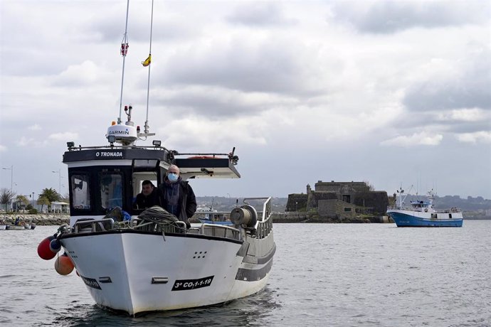 Archivo - Un barco de flota artesanal, tras la convocatoria de paro por parte de la Federación Galega de Cofradías de Pescadores en la dársena de A Marina en A Coruña, Galicia (España), a 26 de marzo de 2021. El objetivo del paro es mostrar rechazo ante