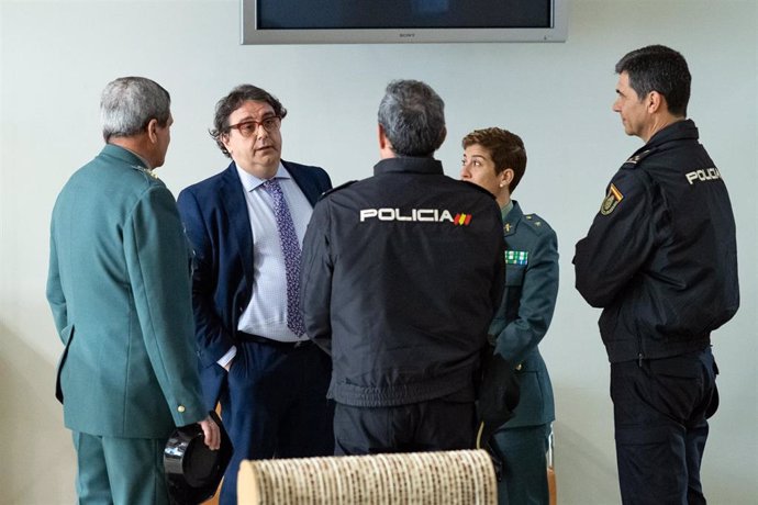 El consejero de Sanidad, José María Vergeles, comparte impresiones con policías y guardias civiles.