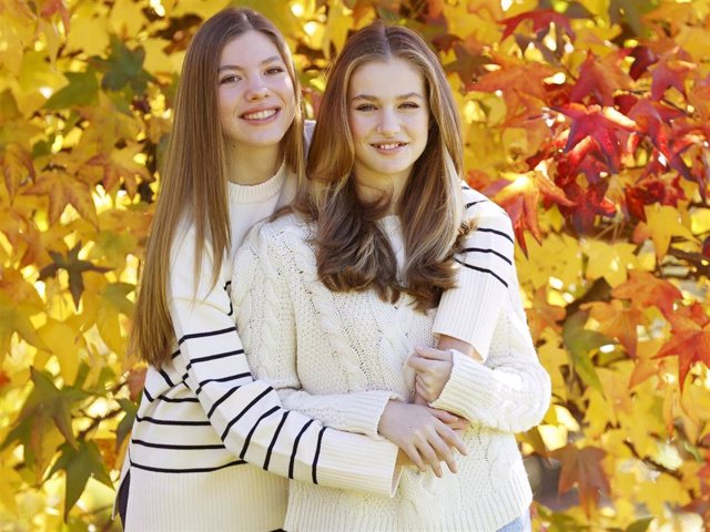 La Princesa Leonor y la Infanta Sofía, absolutas protagonistas de la felicitación navideña de la Familia Real